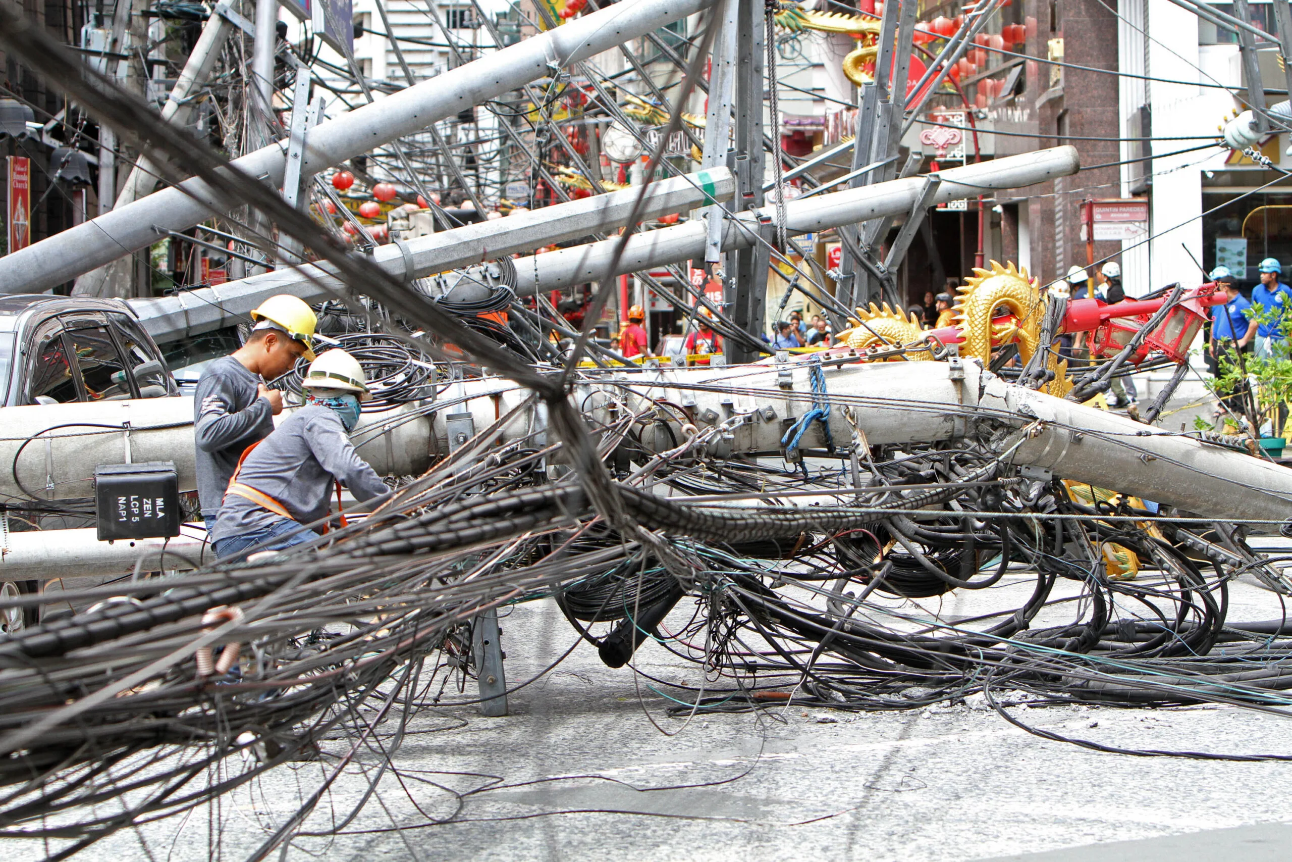 Read more about the article Three injured as electric post collapses in Binondo, Manila