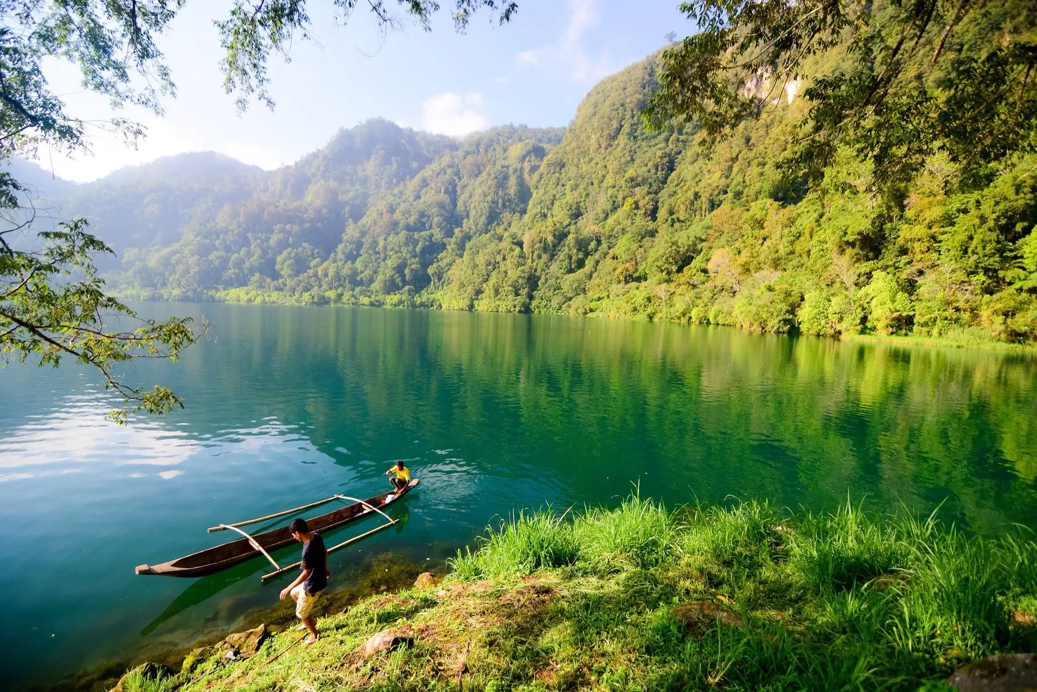 Read more about the article Lake Holon’s Splendor: A Captivating Lake Journey Unleashed